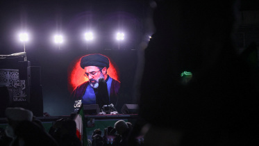 তেহরানে বড় পর্দায় ইরানের নতুন নেতা মোজতবা খামেনি। ছবি: রয়টার্স