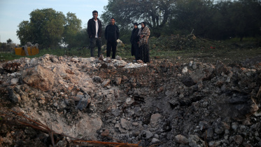 ইসরায়েলের জারজির শহরে ইরানের ক্ষেপণাস্ত্রের আঘাতে মাটিতে বড় গর্ত তৈরি হয়। ছবি: রয়টার্স