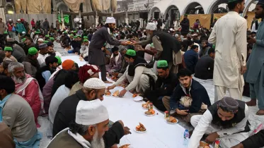 পাকিস্তানে মসজিদের সামনে ইফতারের আয়োজন। ছবি: ডন