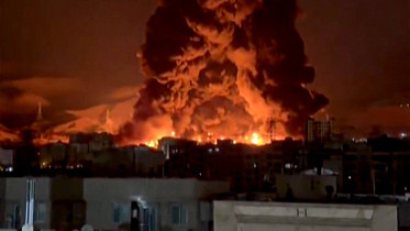 ইসরায়েলি বিমান হামলার পর তেহরানের বড় আকারে আগুন ছড়িয়ে পড়ে। ছবি: এএফপি