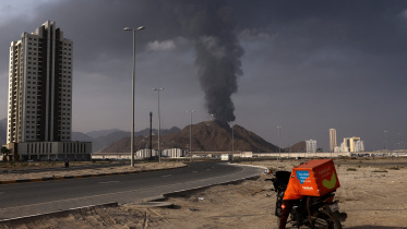 আমিরাতের ফুজাইরাহ অঞ্চলের তেল পরিশোধনাগারে ইরানের ড্রোন হামলা। ফাইল ছবি: রয়টার্স (৩ মার্চ ২০২৬)