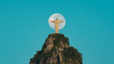 চাঁদের ব্যাকগ্রাউন্ডে ব্রাজিলের রিও দি জেনেইরোতে 'ক্রাইস্ট দ্য রিডিমার' মূর্তি। ছবি: উইকিমিডিয়া কমনস, 