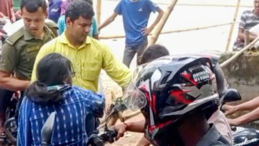 তরুণকে মারধর করতে দেখা যায় ইউএনওকে