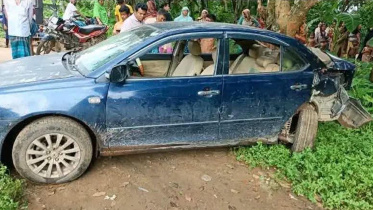 ট্রেনের ধাক্কায় দুমড়ে-মুচড়ে যাওয়া প্রাইভেটকারটি। ছবি: স্টার 