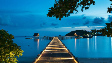lit-jetty-lights-at-dusk