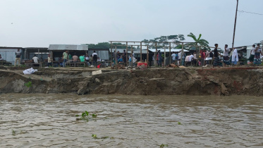 পদ্মা নদীর ডান তীররক্ষা বাঁধে ভাঙন। ছবি: স্টার