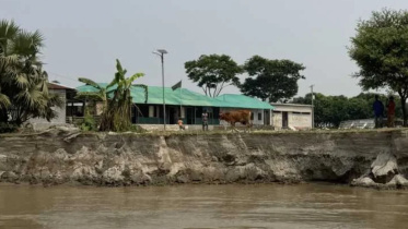 পদ্মার ভাঙনের কবলে আলম খান কান্দি গ্রামের প্রাথমিক বিদ্যালয়। ছবি: স্টার