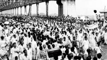 A_procession_of_people_of_Manbhum_is_crossing_Howrah_Bridge.jpg