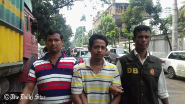 আটক আতিকুর রহমান অভি। ছবি: রফিউল ইসলাম