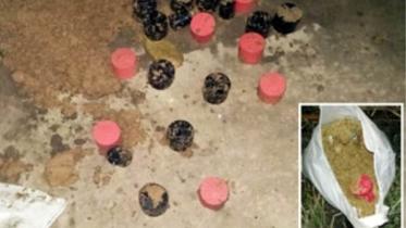 Benapole Photo --21 Bomb recovered bypolice --16.12.20.jpg