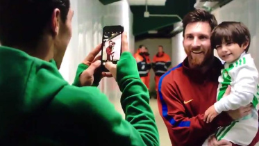 মেসি প্রতিদ্বন্দ্বীর ছেলেকে বুকে জড়িয়ে নিলেন