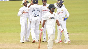 Sri Lanka's players celebrates with his teammate after dismissed Tamim Iqbal