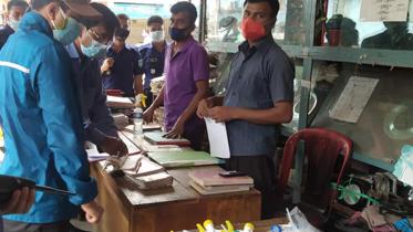 Thakurgaon Pic-Mobile court fines three traders-03.jpg