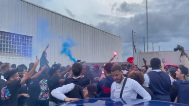 psg-fans-waiting-for-messi