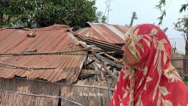 lalmonirhat_tornado_hit_woman-02_copy.jpg