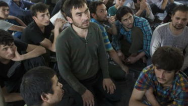 শিনজিয়াংয়ের বন্দিশিবিরে মানবেতর অবস্থায় থাকেন উইঘুররা। ছবি: রয়টার্স