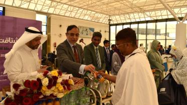 first_flight_of_bangladeshi_pilgrims_to_saudi_arabia.2.jpg