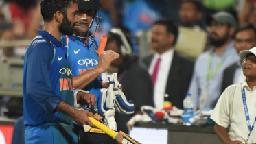 karthik_and_dhoni.jpg