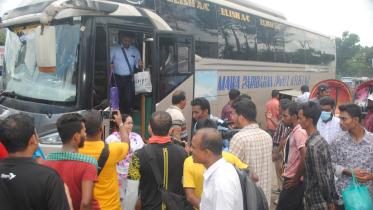 barishal_photo-_rush_of_passengers_at_road_transport_ticket_counters_at_barishal_nathullabad_central_bus_termilan_to_reach_dhaka_in_three_hours_crossing_the_padma_bridge_3.jpg