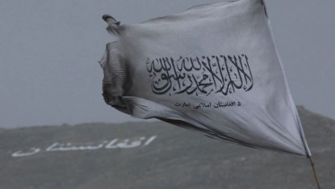 কাবুলের এক বাজারে তালেবান পতাকা উড়ছে। ফাইল ছবি: রয়টার্স