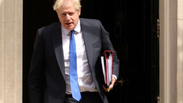 ডাউনিং স্ট্রিটের কার্যালয় থেকে বের হয়ে আসছেন বরিস জনসন। ছবি: রয়টার্স