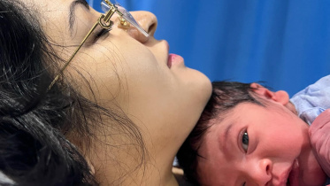 ভেরিফায়েড ফেসবুক পেজে পরীমনি নিজের সন্তানসহ এই ছবিটি পোস্ট করেন। ছবি: ফেসবুক থেকে নেওয়া