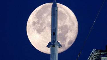 ভরা পূর্ণিমার মধ্যে চন্দ্রাভিযানের জন্য প্রস্তুত এসএলএস রকেট ও এর ওপরে ওরিওন ক্যাপসুল দেখা যাচ্ছে। ফাইল ছবি: রয়টার্স