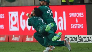 shadab_khan_catch.jpg