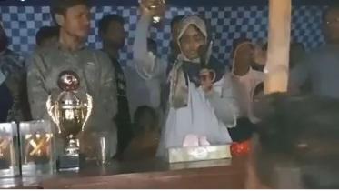 বান্দরবানে মঞ্চে দাঁড়িয়ে ফুটবল টুর্নামেন্টের ট্রফি ভাঙলেন ইউএনও