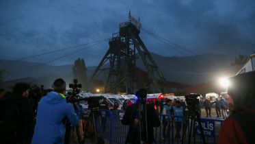 বারতিনের কয়লা খনির বাইরে গণমাধ্যমকর্মী ও উদ্ধারকর্মীরা অবস্থান করছেন। ছবি: রয়টার্স