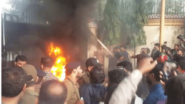 ইমরান খানের ওপর হামলা: পাকিস্তানজুড়ে বিক্ষোভ, পুলিশের সঙ্গে সংঘর্ষ