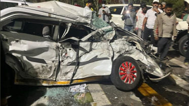 ভারতের পুনে রাজ্যের নাভালে সেতুর ওপর একটি তেল বহনকারী ট্যাংকার নিয়ন্ত্রণ হারালে অন্য গাড়ির সঙ্গে সংঘর্ষ হয়। ছবি: এশিয়ান নিউজ ইন্টারন্যাশনালের (এএনআই) টুইটার হ্যান্ডল থেকে নেওয়া 