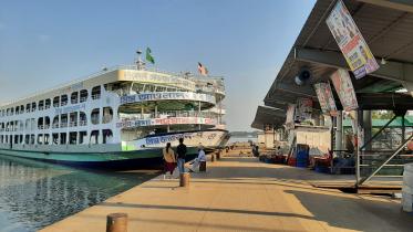 নৌযান ধর্মঘটের কারণে চরম ভোগান্তিতে পড়েছেন যাত্রীরা