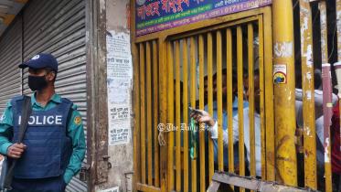 নয়াপল্টনে গলির মুখ বন্ধ