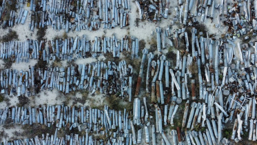 খারকিভের একটি গ্রামে রুশ বাহিনীর ফেলে যাওয়া এমএলআরএস কামানের গোলা। ছবি: রয়টার্স