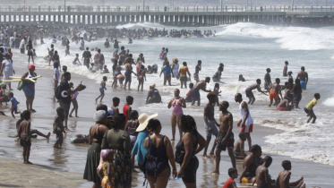 ডারবানের একটি সমুদ্র সৈকতে ছুটি কাটাচ্ছেন স্থানীয় ও পর্যটকরা। ফাইল ছবি: রয়টার্স