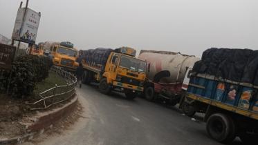 ঘন কুয়াশায় বঙ্গবন্ধু সেতুতে টোল আদায় বন্ধ, পূর্বপ্রান্তে ১৫ কি‌লো‌মিটার যানজট