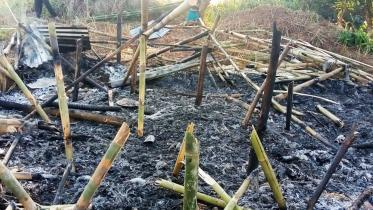 ম্রোদের বাড়িতে আগুন