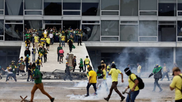 ব্রাজিলের উগ্র-ডানপন্থি সাবেক প্রেসিডেন্ট জায়ের বলসোনারোর সমর্থকরা দেশটির প্রেসিডেন্টের প্রাসাদে হামলা চালাচ্ছেন। ছবি: রয়টার্স