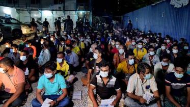 অবৈধ অভিবাসী.jpg