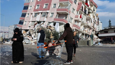 তুরস্কের হাতায় অঞ্চলের এই ভবনটি ভূমিকম্পে হেলে পড়ে। ছবি: রয়টার্স