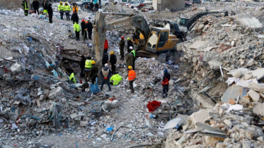 ভূমিকম্প আঘাত হানার প্রায় ১৯৮ ঘণ্টা পর আজ মঙ্গলবার সকালে কাহরামানমারাস অঞ্চল থেকে ২ জনকে উদ্ধার করা হয়। ছবি: রয়টার্স