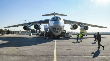 রাষ্ট্রায়ত্ত সংবাদমাধ্যম সানা জানিয়েছে, ত্রাণ হিসেবে পাঠানো ৩৫ টন খাদ্য নিয়ে সৌদি উড়োজাহাজ আলেপ্পো আন্তর্জাতিক বিমানবন্দরে অবতরণ করে। ছবি: এএফপি