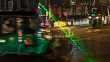 যান নিয়ন্ত্রণে ক্ষতিকর লেজার লাইট ব্যবহার করছে পুলিশ