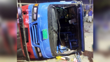 চট্টগ্রামে বাসে ট্রেনের ধাক্কা, নিহত ৩