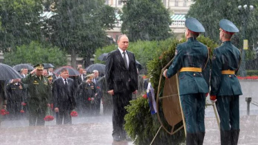 ক্রেমলিনে নিহত রুশ সেনাদের প্রতি সম্মান জানাচ্ছেন পুতিন। ফাইল ছবি: রয়টার্স (২০১৭)