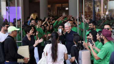 মুম্বাইয়ে অ্যাপল স্টোর উদ্বোধন করেন প্রধান নির্বাহী টিম কুক। ছবি: রয়টার্স