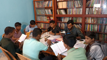 ইটভাটায় কাজের ফাঁকে একাকিত্ব জীবনের সঙ্গী হিসেবে বইকে বেছে নেন তিনি। কাজের পর অবসরে বই পড়া শুরু করেন।