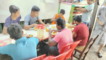 প্রতিদিন সকাল থেকে রাত প্রায় ১২টা পর্যন্ত খাবার পাওয়া যায় হোটেল সততায়। 