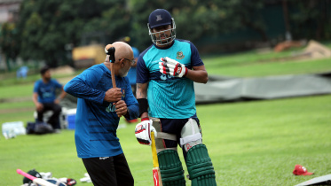 Chandika Hathurusingha & Soumya SarkarChandika Hathurusingha & Soumya Sarkar